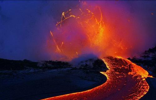 الحمم البركانية المتدفقة من بركان لا بالما تقترب مجددًا من البحر