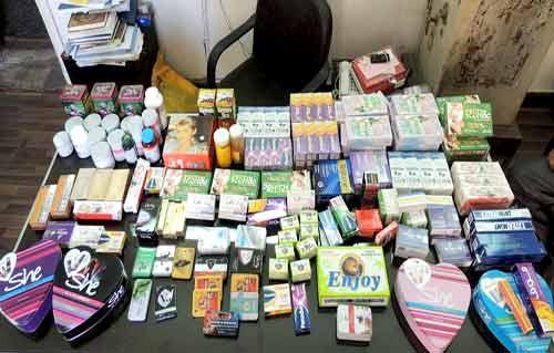 بالصور ضبط   علبة أدوية مهربة ومنشطات جنسية تابعة للتأمين الصحى داخل  صيدليات ببورسعيد