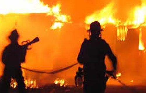السيطرة على حريق نشب في حظيرة ماشية بالبحيرة ولا إصابات