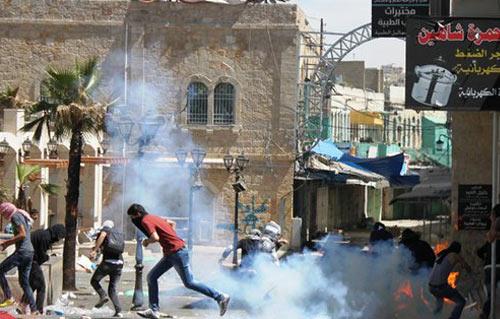 إصابة فلسطينيين بالرصاص المطاطي والاختناق خلال مواجهات مع الاحتلال ومستوطنيه بنابلس