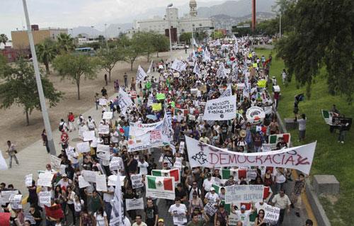 متظاهرون بالمكسيك يلطخون جدران قصر الرئاسة بالأحمر احتجاجا على قتل النساء