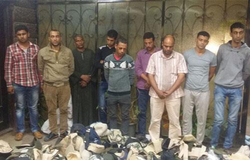 بالصور.. القبض على 9 بائعين يقومون ببيع ملابس عسكرية للجيش والشرطة بميدان  رمسيس - بوابة الأهرام
