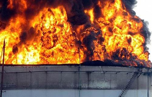 ليبيا تتعاقد مع شركة أمريكية لإطفاء حريق صهاريج ميناء السدر