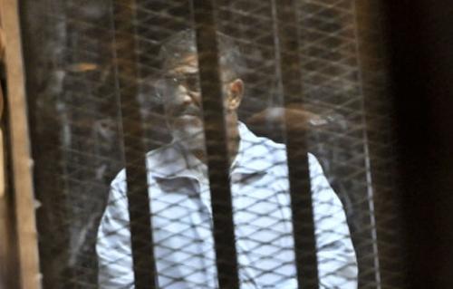 مرسى يطلب رفع الجلسة لأداء صلاة الظهر والسماح له بالتعقيب فيما أبداه رئيس النيابة فى أحداث الاتحادية