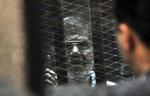 وصول الرئيس المعزول محمد مرسي إلى مقر محاكمته بأكاديمية الشرطة