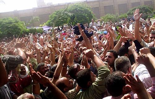 عمال شركة مصر للغزل والنسيج بالمحلة يواصلون الإضراب عن العمل