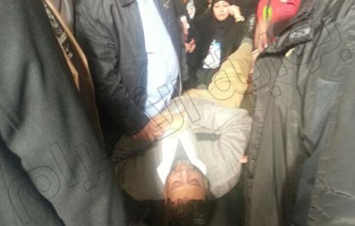 بالصور إصابة والد أحد ضحايا مذبحة بورسعيد بإغماء قبل بدء جلسة نقض حكم أول درجة