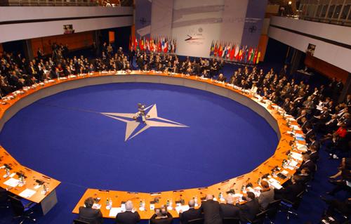 حلف الناتو وأوكرانيا يوقعان مذكرة للتعاون التقني