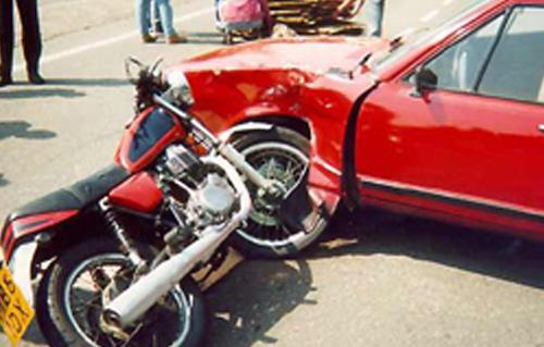 إصابة شخص في حادث تصادم سيارة ودراجة نارية بالمعادي