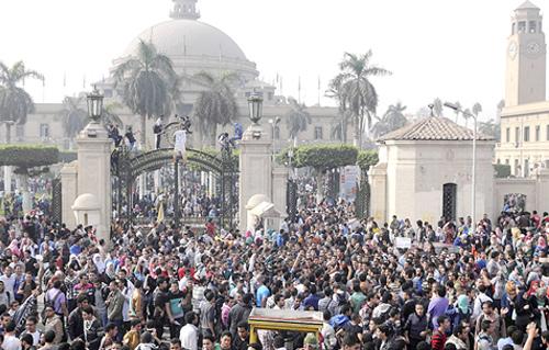 الصحة حالة وفاة وإصابة ٨ فى اشتباكات بين الأمن والإخوان أمام جامعة القاهرة
