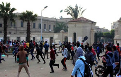 إخلاء جامعة القاهرة بعد السيطرة علي الاشتباكات بين الطلاب والأمن الإداري وضبط  من مثيري الشغب