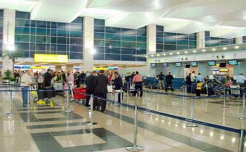 مطار القاهرة يستقبل جثمان شاب مصري انتحر في ليبيا 