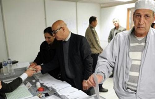 قبل أسبوع من الاقتراع توتر ملحوظ يخيم على أجواء الانتخابات الرئاسية بالجزائر
