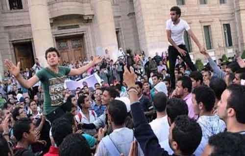 اشتباكات عنيفة بين الأمن وطلاب الإخوان بـهندسة الإسكندرية والأمن يطلق الغاز لتفريقهم
