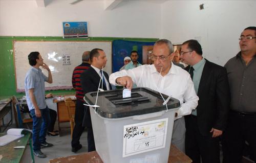 عقب الإدلاء بصوته وزير الزراعة نقف على مسافة واحدة من كلا المرشحين للانتخابات الرئاسية