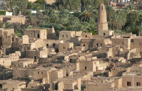 القصر قرية جمعت بين فنون العمارة وعصور التاريخ المصري في الصحراء الغربية