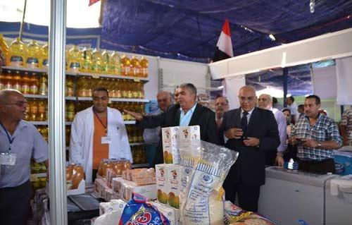بالصور محافظ الإسكندرية يفتتح معرض أهلاً رمضان لبيع المنتجات  بسعر مخفض