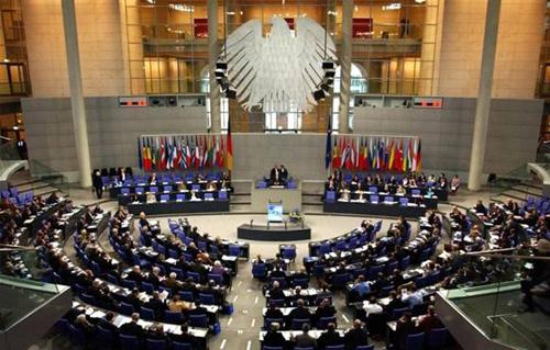 البرلمان الألماني يتبنى خطة شاملة لمكافحة كورونا بقيمة  مليار يورو