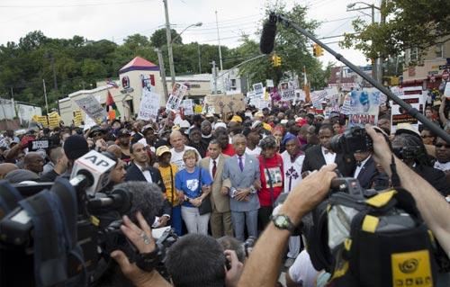 الآلاف ينظمون مسيرة في نيويورك احتجاجًا على مقتل رجل أسود على يد الشرطة