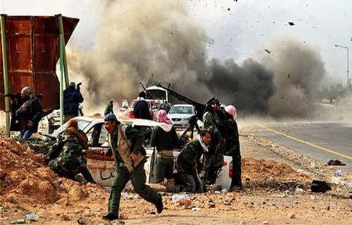 اندلاع قتال عنيف في مدينة بنغازي الليبية وقصف المطار بصواريخ