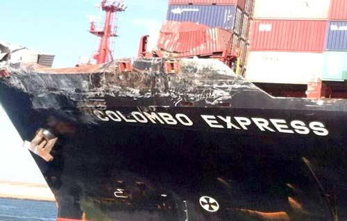 بالصور الإنقاذ البحري بقناة السويس ينتشل الحاويات الساقطة في تصادم سفنتين 