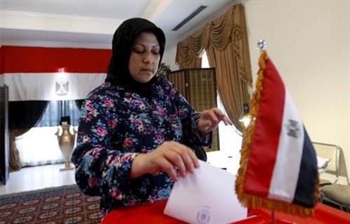 المصريون بالخارج يواصلون طباعة بطاقات الاقتراع لانتخابات النواب