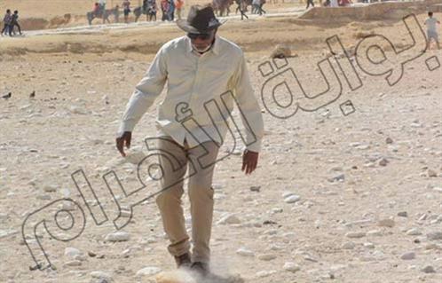 بالصور  إصابة مورجان فريمان بالتواء فى قدمه اليمنى خلال زيارته أهرامات الجيزة