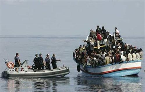 إنقاذ  مهاجر على متن قارب مطاطي بدون محرك قبالة سواحل غربي ليبيا