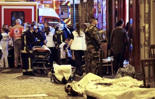 سفارة فرنسا بالقاهرة تفتح سجل التعازي في ضحايا هجمات باريس الإرهابية