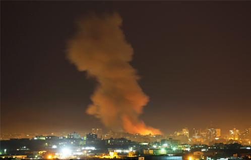 طائرات الاحتلال الإسرائيلي تشن غارة على موقع وسط قطاع غزة