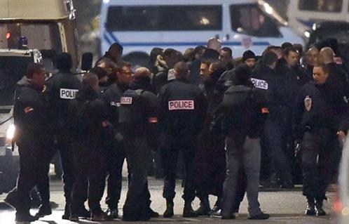 مصادر بالشرطة الفرنسية السرقة سبب احتجاز مسلحين لرهائن بمنزل بمدينة روبيه