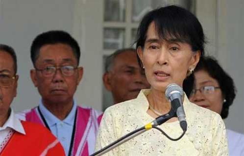 سو تشي تدافع عن سجن صحفيي رويترز في ميانمار