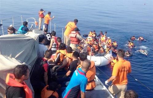 مصرع  مهاجرين غير شرعيين وإنقاذ  آخرين من الغرق قبالة سواحل ليبيا