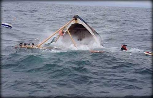غرق صياد وإنقاذ  آخرين في حادث غرق مركب مقابل مدينة جمصة 