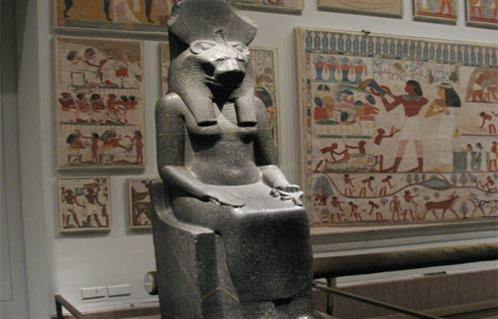 اكتشاف تمثالين من الجرانيت لـسيدة الحرب بمصر القديمة في البر الغربي بالأقصر
