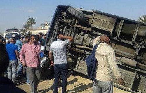 مصرع شخص وإصابة 17 آخرين إثر انقلاب أتوبيس ميني باص بمصر الجديدة
