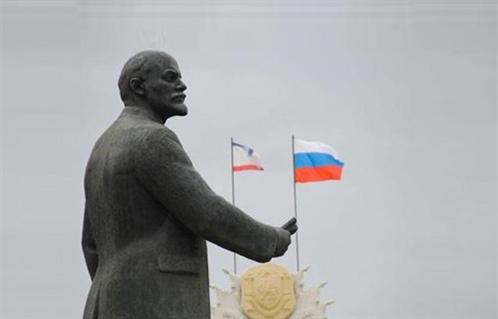 إسقاط عدد من تماثيل لينين في شرق أوكرانيا