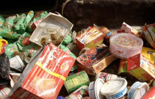 ضبط سلع وأغذية فاسدة في حملة تموينية على أسواق الإسكندرية