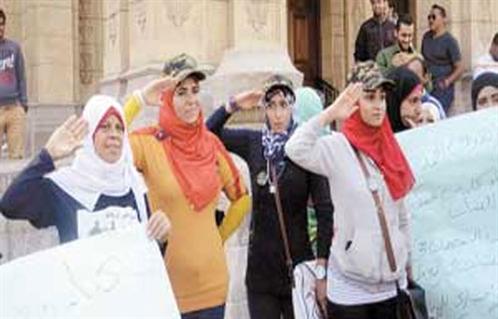 وقفة احتجاجية لطالبات جامعة القاهرة للمطالبة بالتجنيد ومقابلة الرئيس