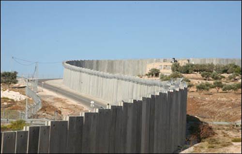 صحيفة الـ تليجراف كينيا تقيم جدارا عازلا على طول حدودها مع الصومال