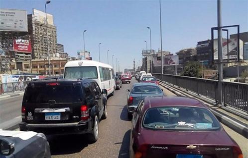 كثافات مرورية متوسطة بالمحاور والطرق والميادين الرئيسية في القاهرة