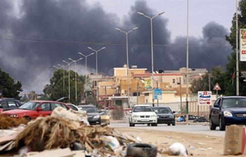 رئيس حكومة الوفاق الليبية يدعو جميع الأطراف لاجتماع عاجل لتأمين البترول بالبلاد