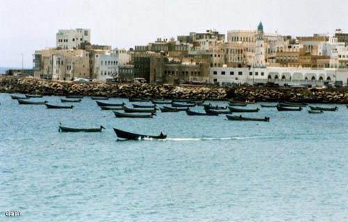 قوات الجيش اليمنى تحبط هجومًا للقاعدة على ميناء المكلا والطائرات تقصف تجمعات للتنظيم بأبين