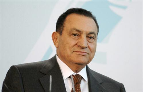 بدء عزاء الرئيس الراحل محمد حسني مبارك بمسجد المشير | فيديو وصور