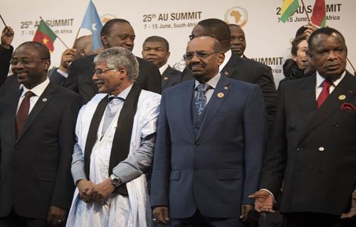 البشير يقف بجانب القادة المشاركين فى قمة الاتحاد الإفريقى فى صورة تذكارية