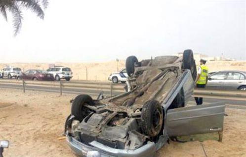 مصرع  وإصابة اثنين من أسرة واحدة في انقلاب سيارة بطريق قنا  سوهاج الصحراوي