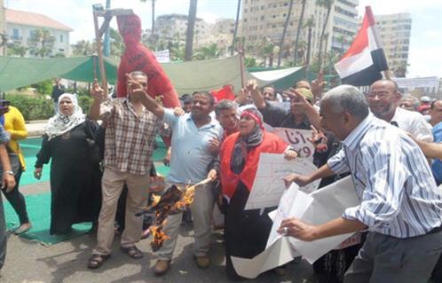 بالصور عشرات من أهالي الإسكندرية يتظاهرون بالقائد إبراهيم للتنديد بالإرهاب ويحرقون علم داعش