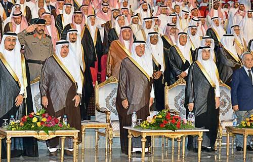 بالصور الأمير خالد الفيصل يكرم الفائزين بجوائز سوق عكاظ في دورته التاسعة