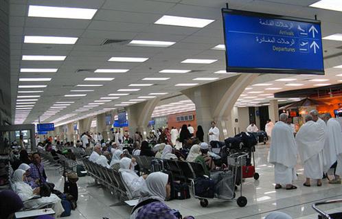 وصول أول رحلة طيران تقل حجاجًا إلى مطار جدة قادمة من بنجلاديش - بوابة  الأهرام