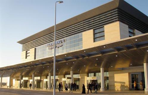 جمارك مطار برج العرب تحبط محاولة تهريب أسلحة وذخائر وأجهزة تجسس 